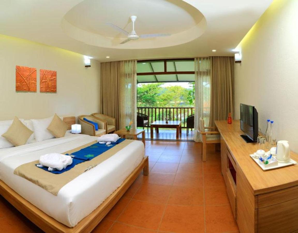 Whispering Waters Hotel Malayattur Luaran gambar