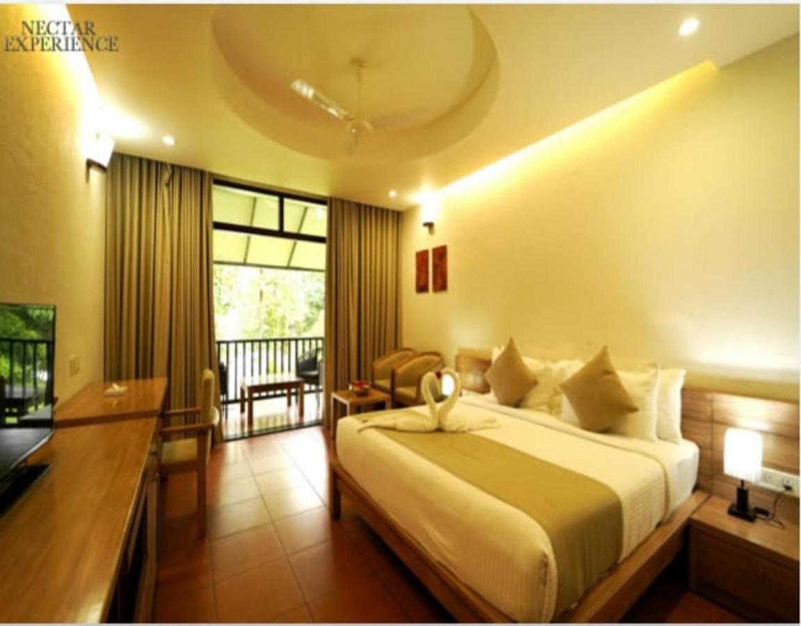 Whispering Waters Hotel Malayattur Luaran gambar