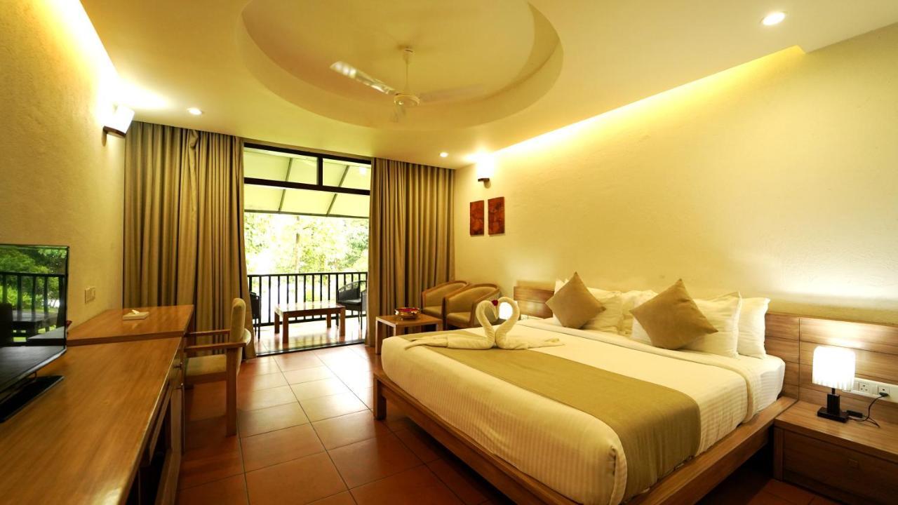 Whispering Waters Hotel Malayattur Luaran gambar